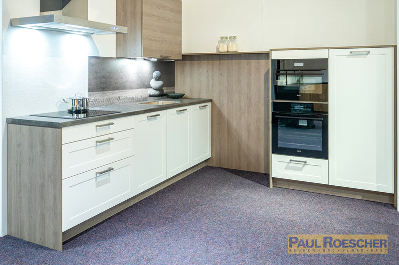 Witte keuken met hoogwaardige apparatuur