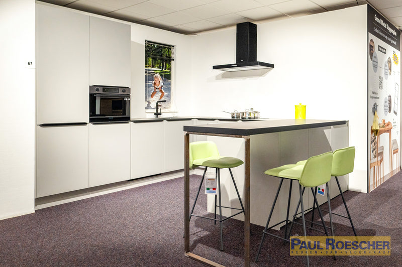 Strakke keuken met mat zwarte details en bar