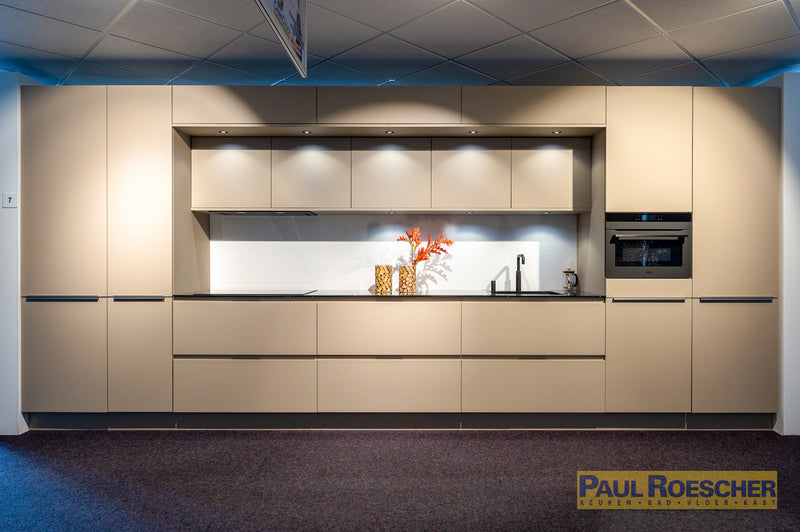 Strakke keuken met ruime vormgeving