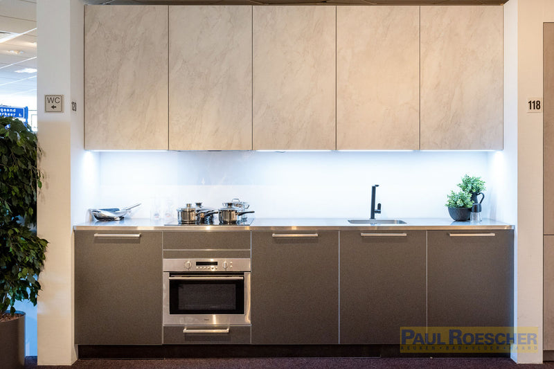 Keuken met marmerlook en RVS elementen
