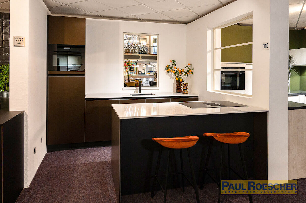 Compacte luxe schiereilandkeuken