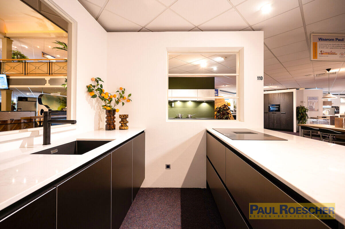 Compacte luxe schiereilandkeuken