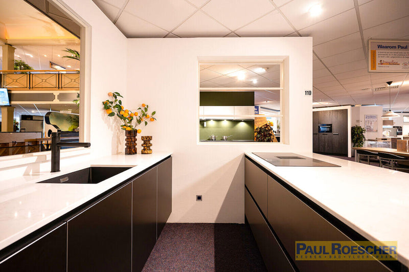 Compacte luxe schiereilandkeuken