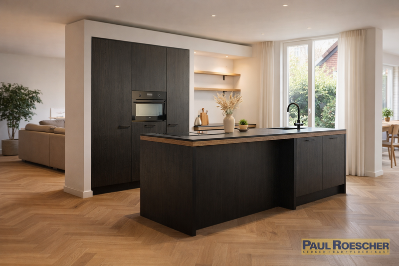 Gezellige eilandkeuken met donkere elementen