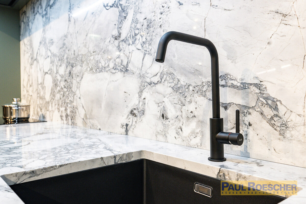 Strakke, moderne keuken met luxe uitstraling