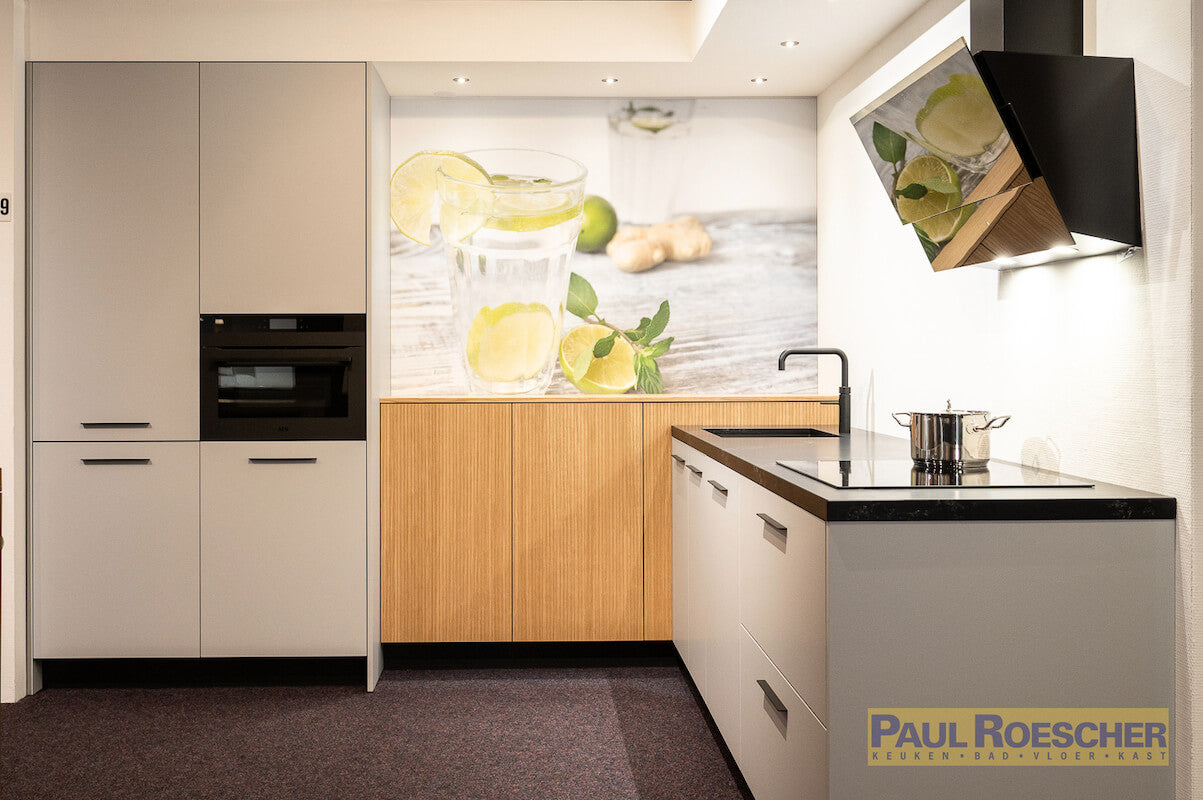 Moderne opstelling met houtaccenten