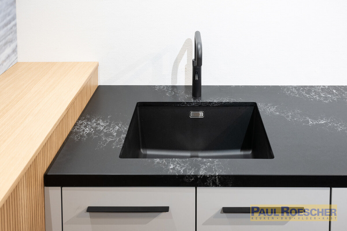 Moderne opstelling met houtaccenten