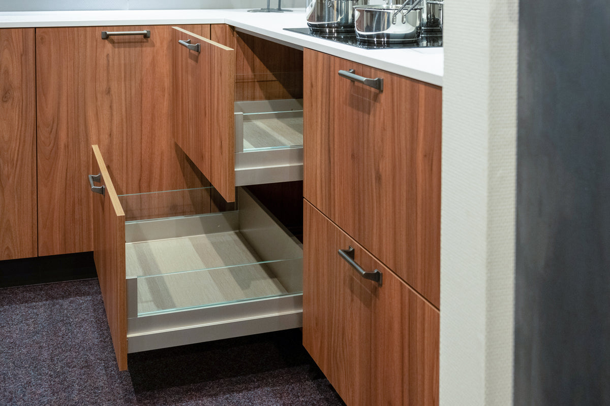 Moderne hoekkeuken houtlook met betonlook fronten