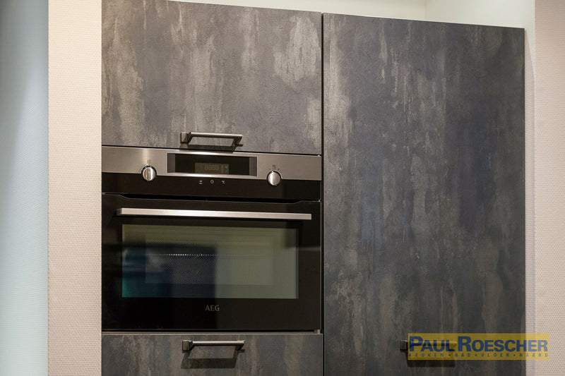 Moderne hoekkeuken houtlook met betonlook fronten