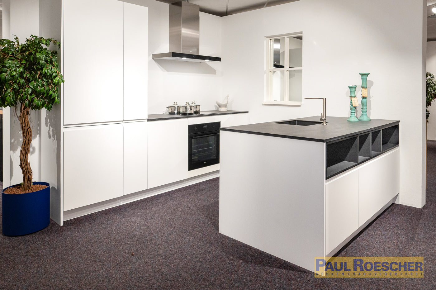 Strakke eilandkeuken met steenlook blad