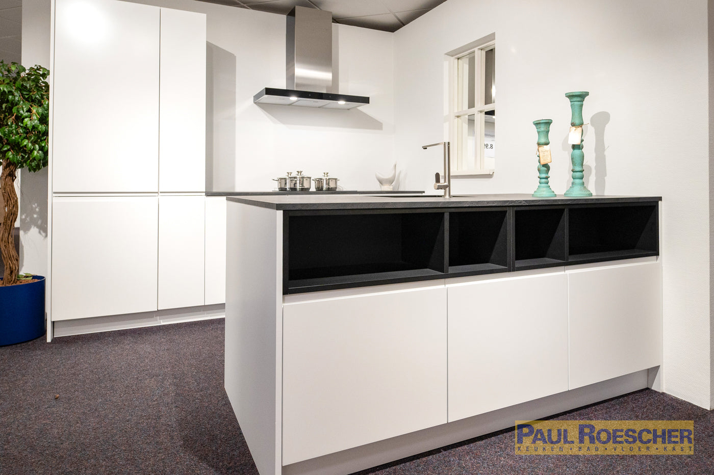 Strakke eilandkeuken met steenlook blad