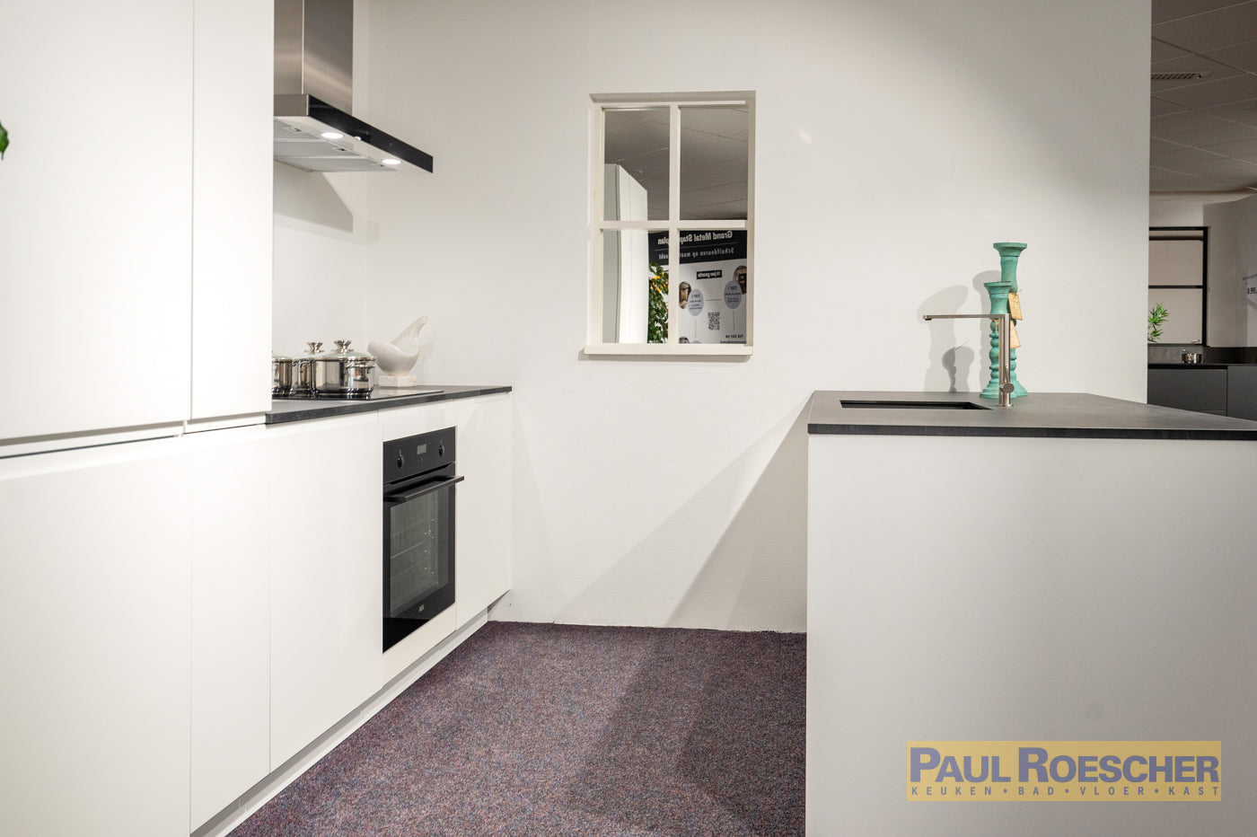 Strakke eilandkeuken met steenlook blad