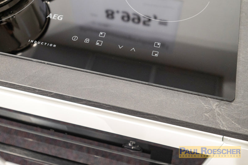 Strakke eilandkeuken met steenlook blad