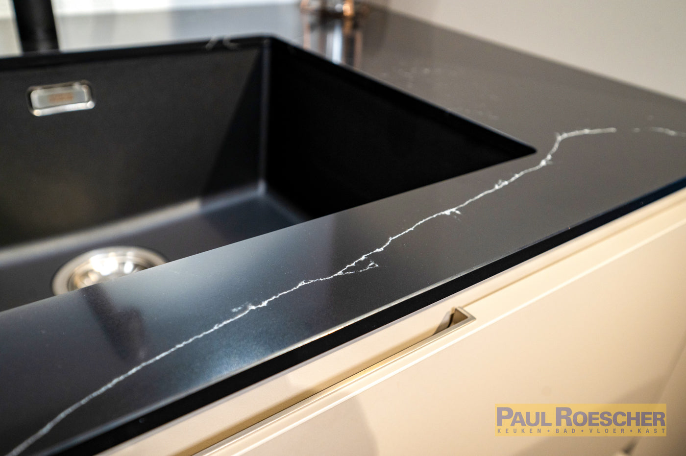Strakke keuken met ruime vormgeving