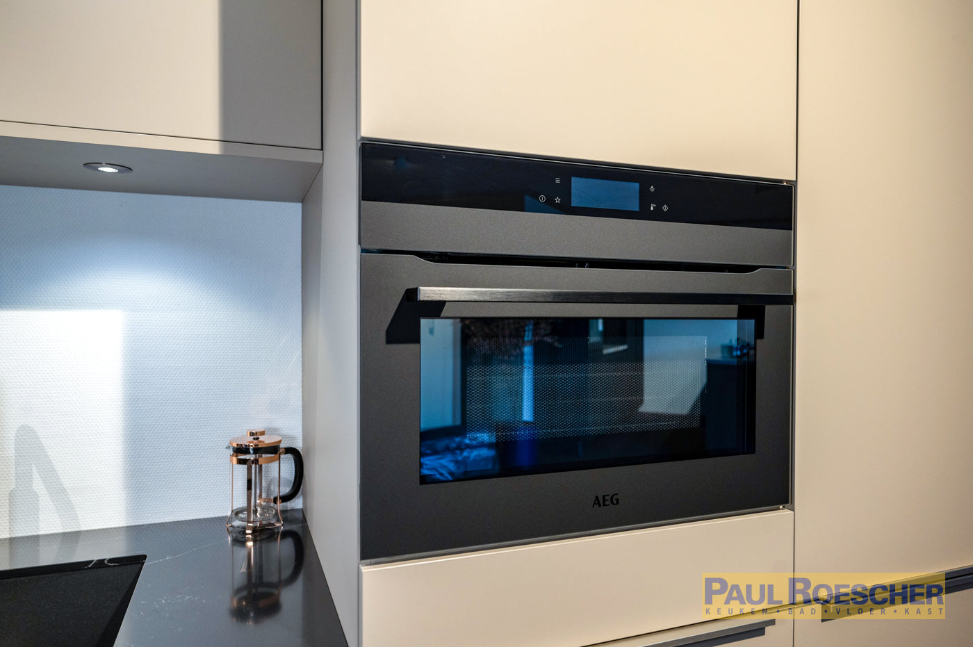 Strakke keuken met ruime vormgeving