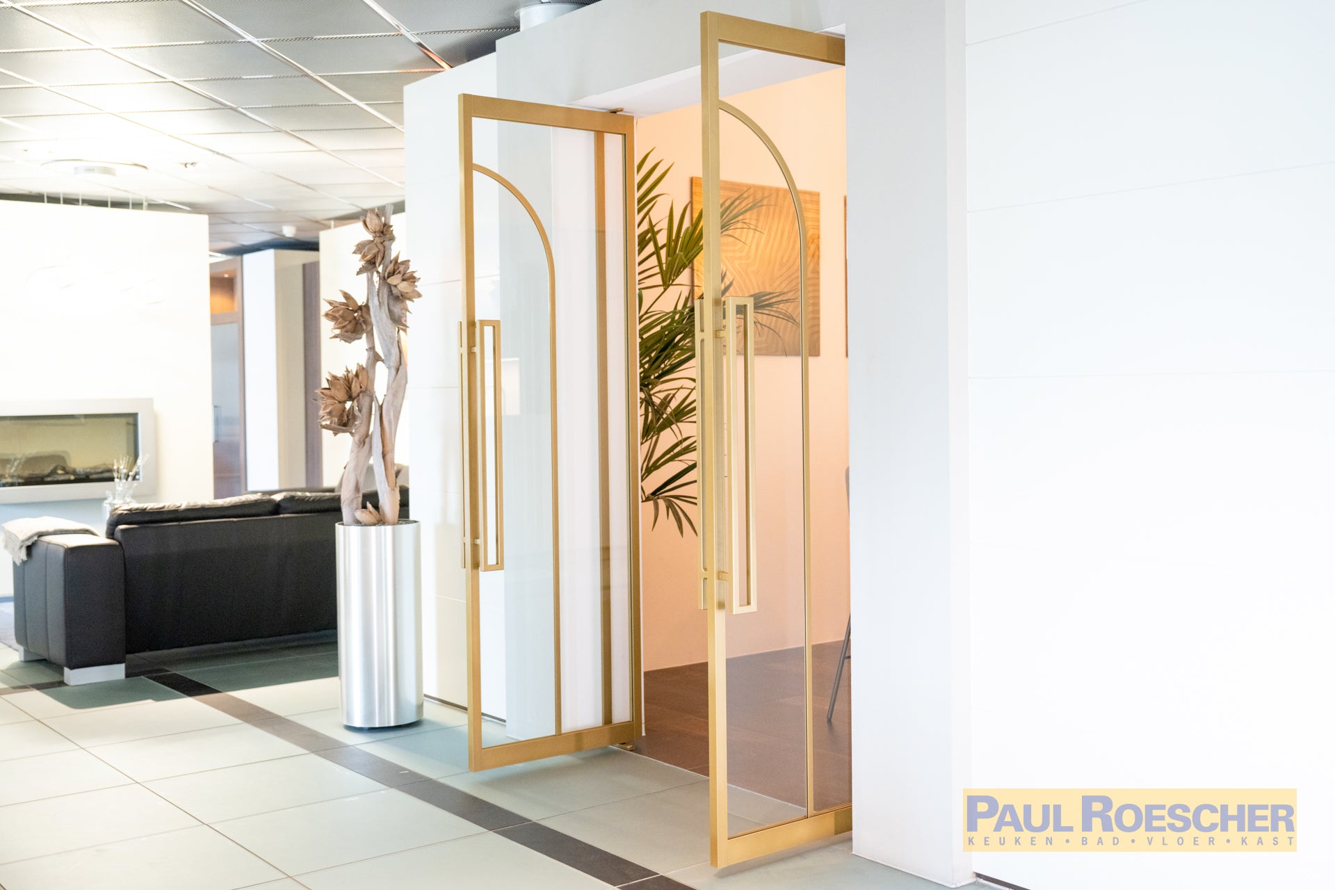 Luxe glazen deur met gouden frame