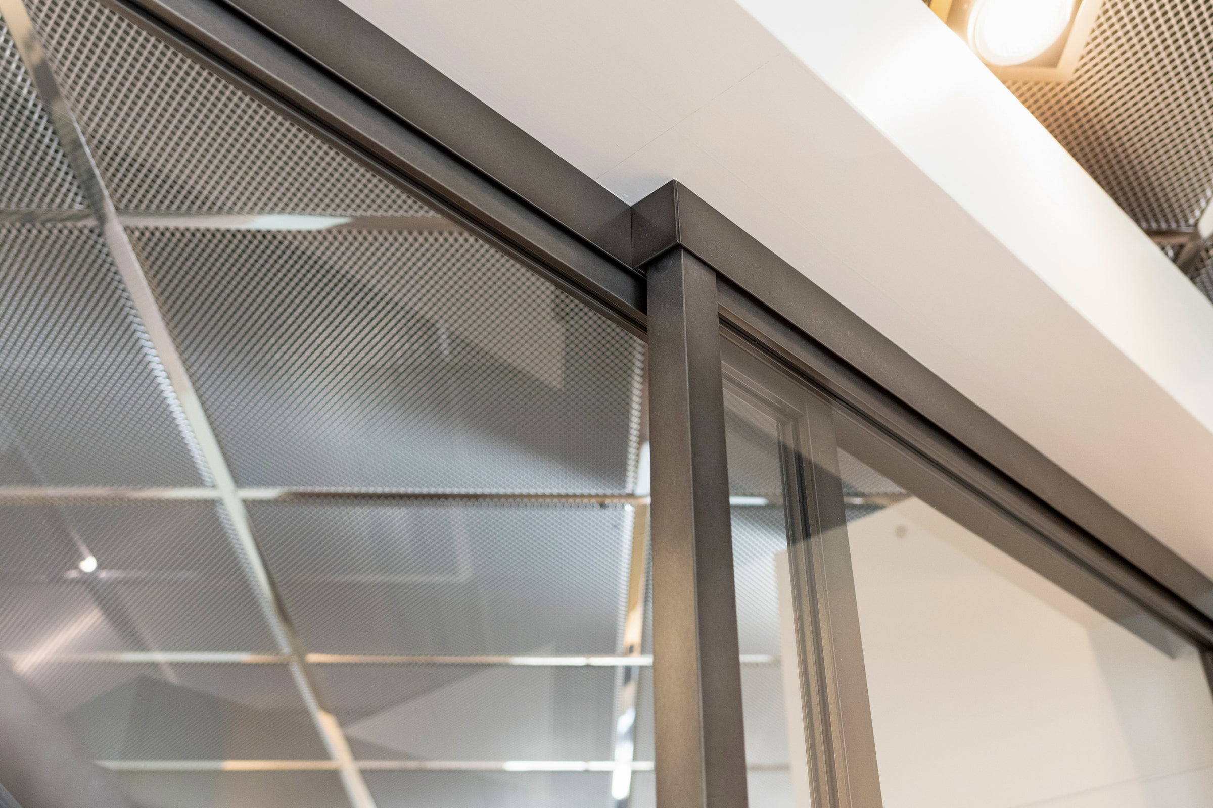 Industriële glazen deur met cirkelvormig design