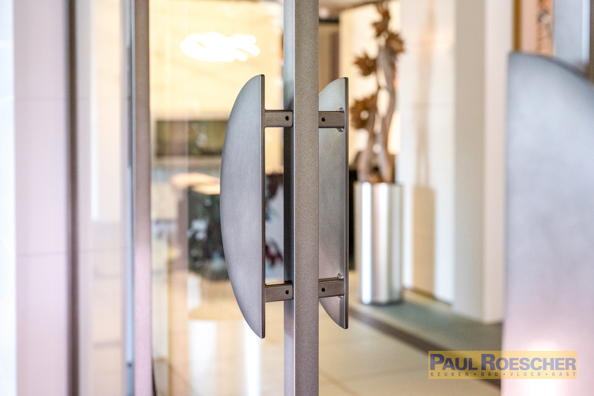 Industriële glazen deur met cirkelvormig design