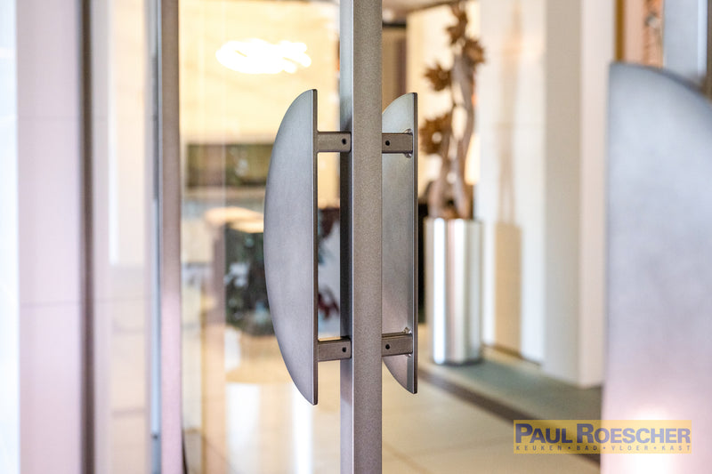 Industriële glazen deur met cirkelvormig design