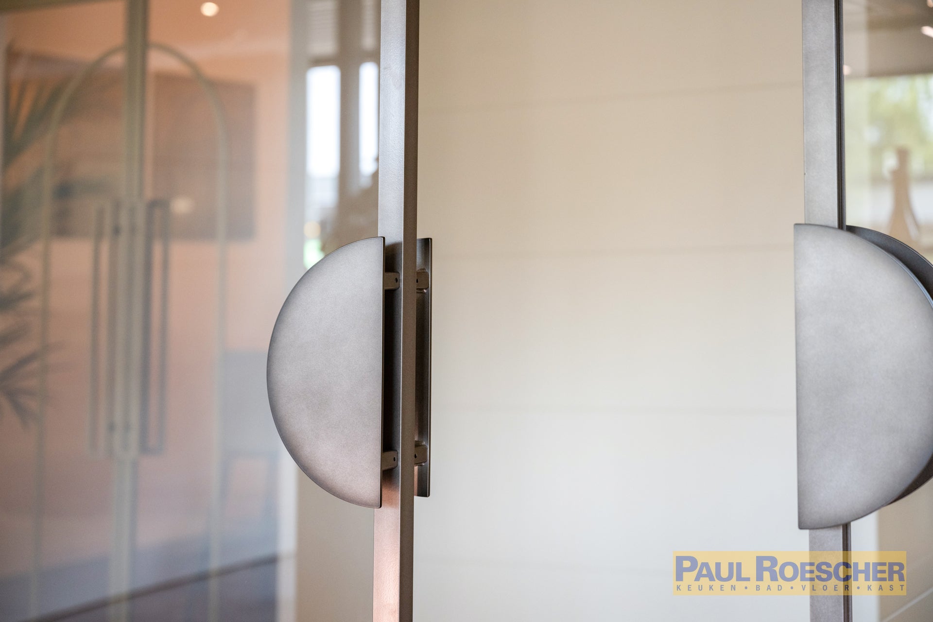 Industriële glazen deur met cirkelvormig design