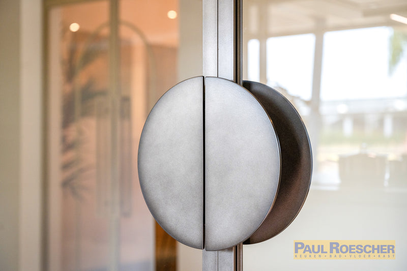 Industriële glazen deur met cirkelvormig design