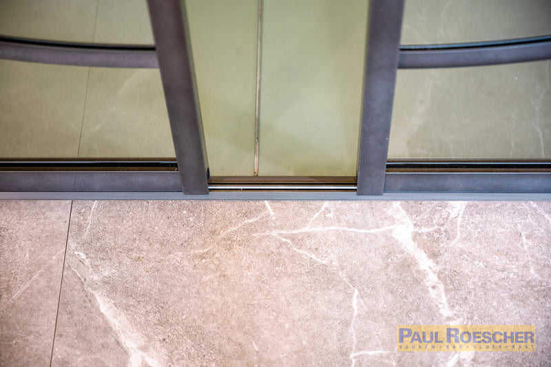 Industriële glazen deur met cirkelvormig design