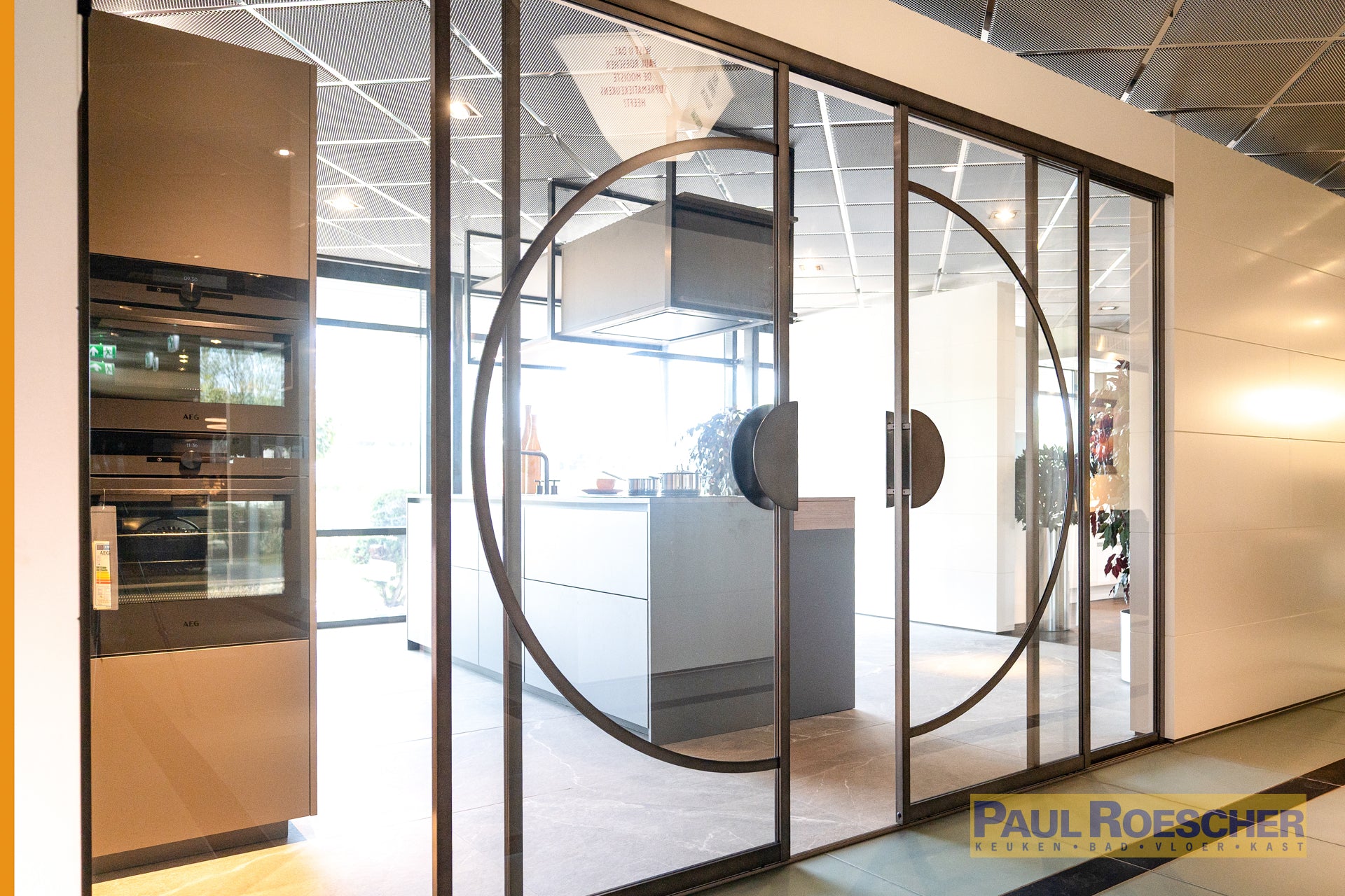 Industriële glazen deur met cirkelvormig design