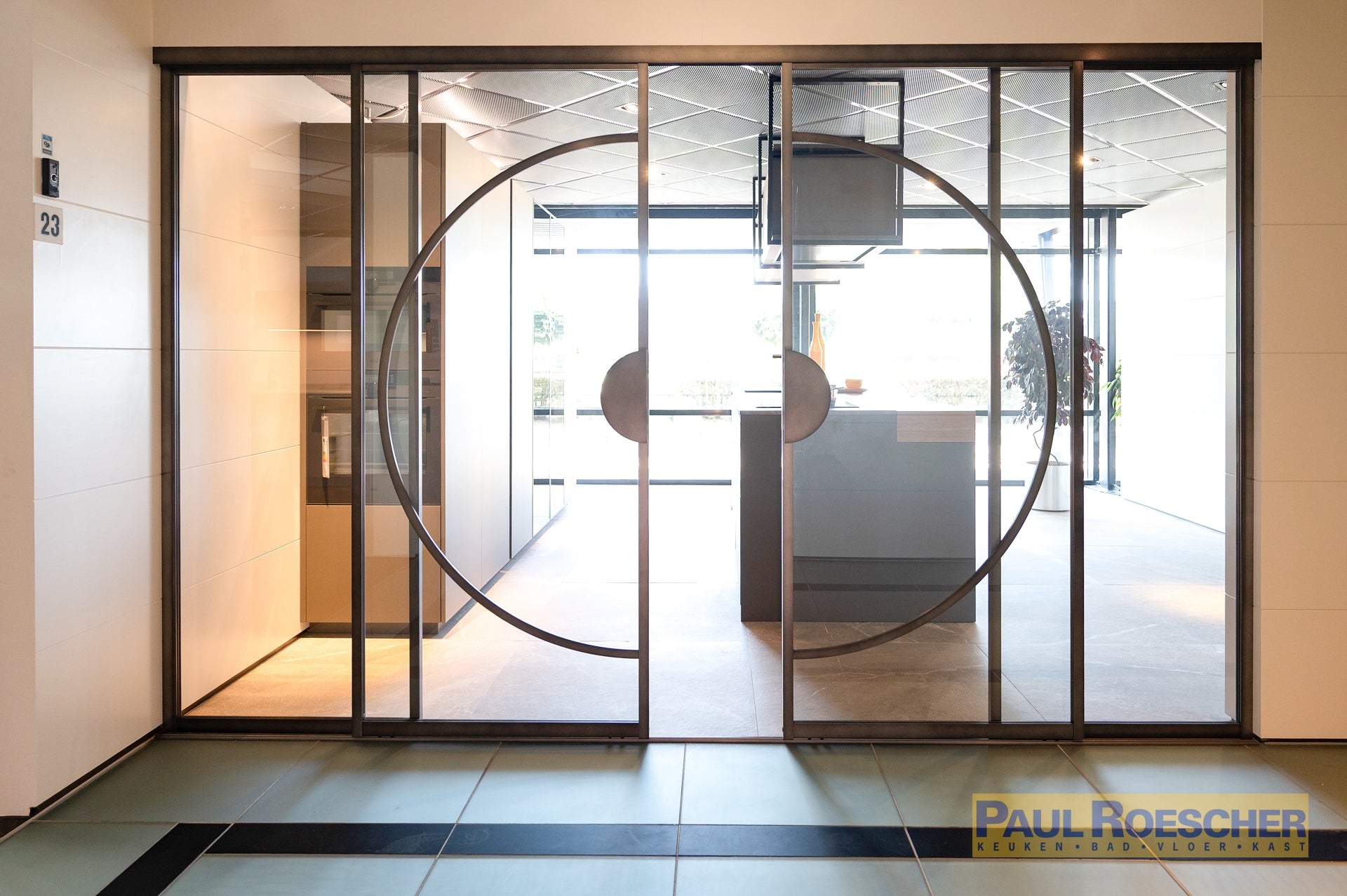 Industriële glazen deur met cirkelvormig design