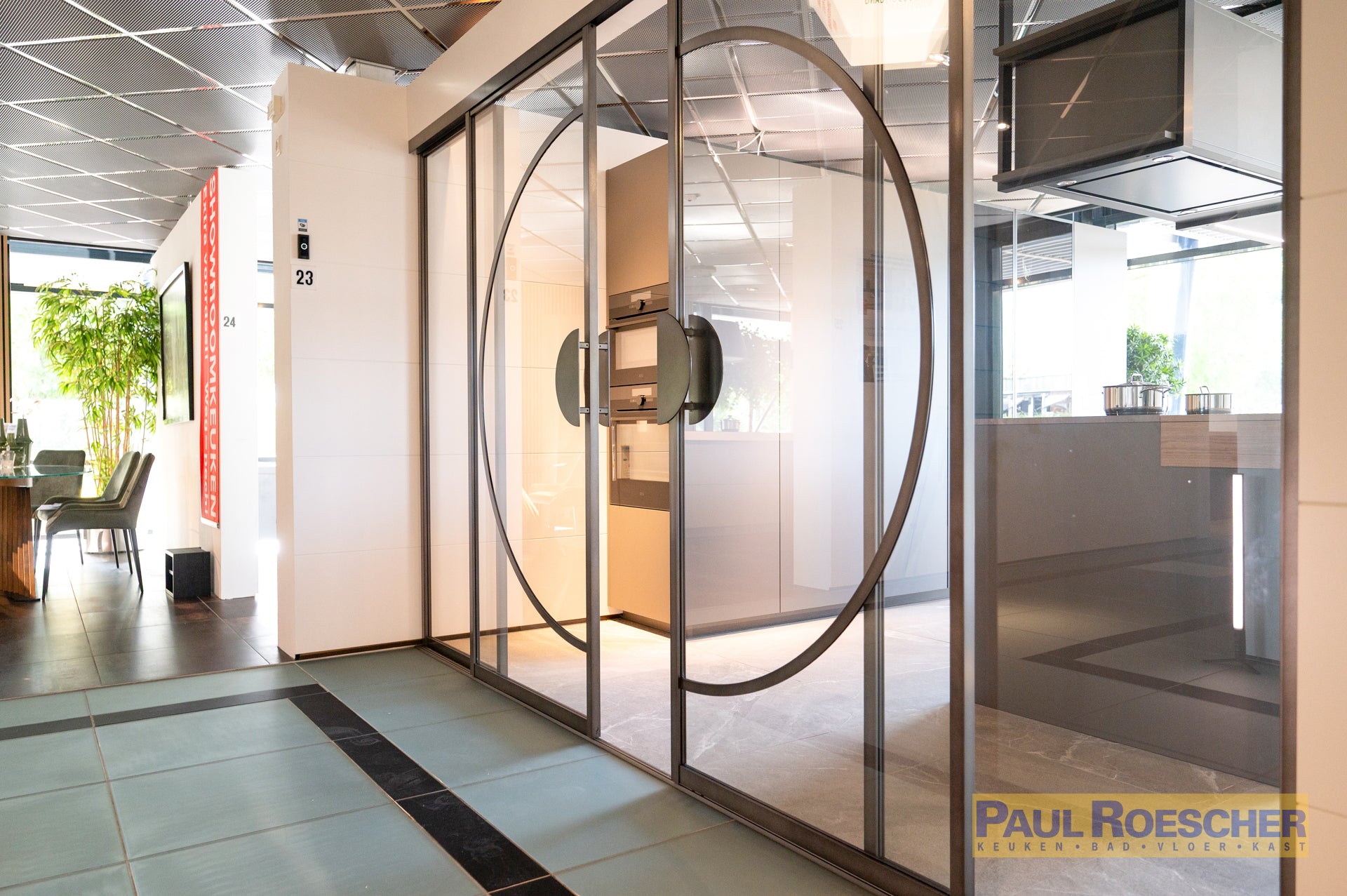 Industriële glazen deur met cirkelvormig design