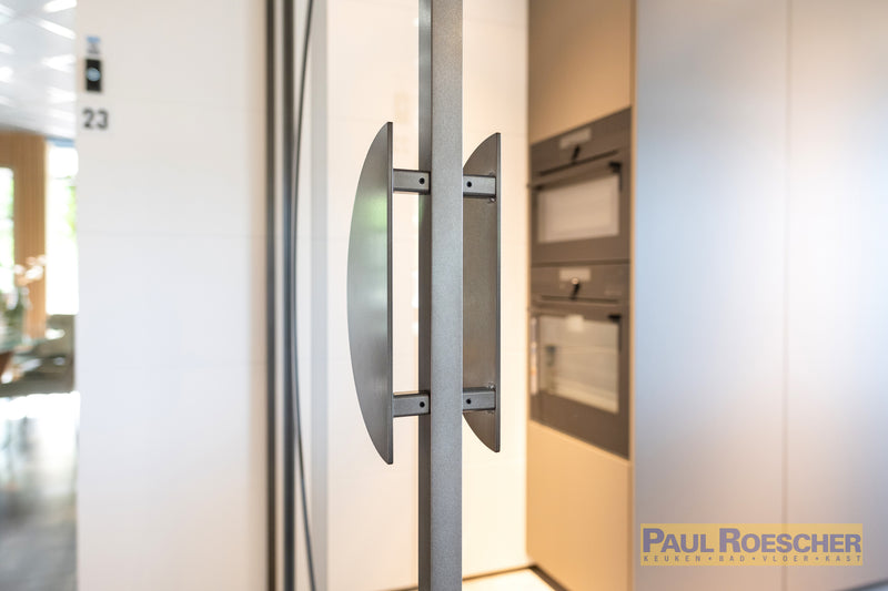 Industriële glazen deur met cirkelvormig design