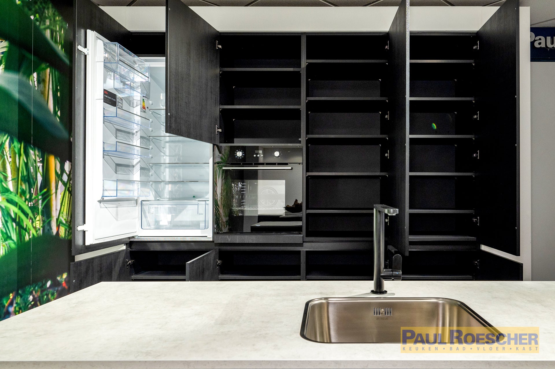 Luxe ruime zwarte eilandkeuken