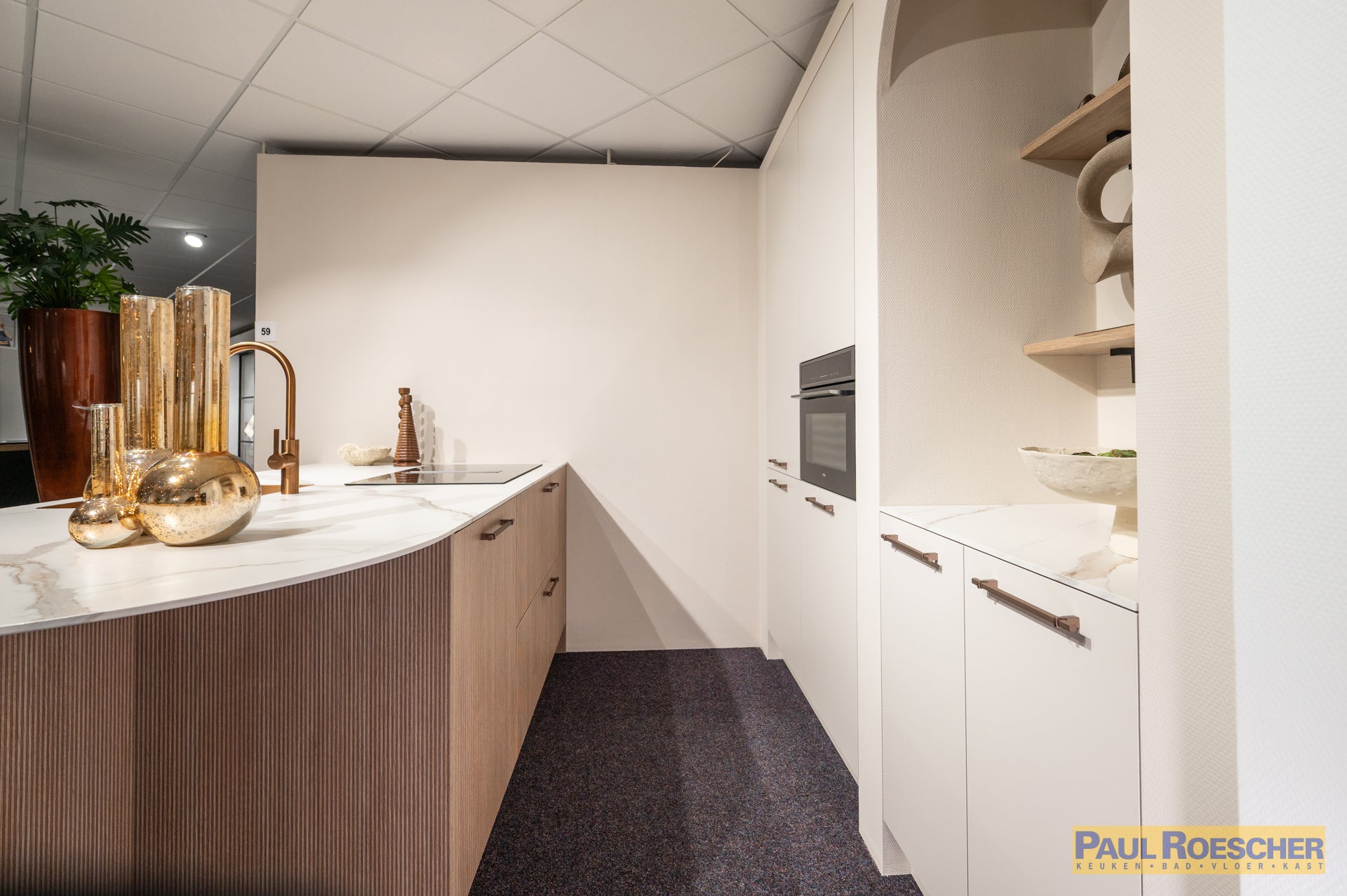 Luxe keuken in warm notenhout met marmerlook werkblad