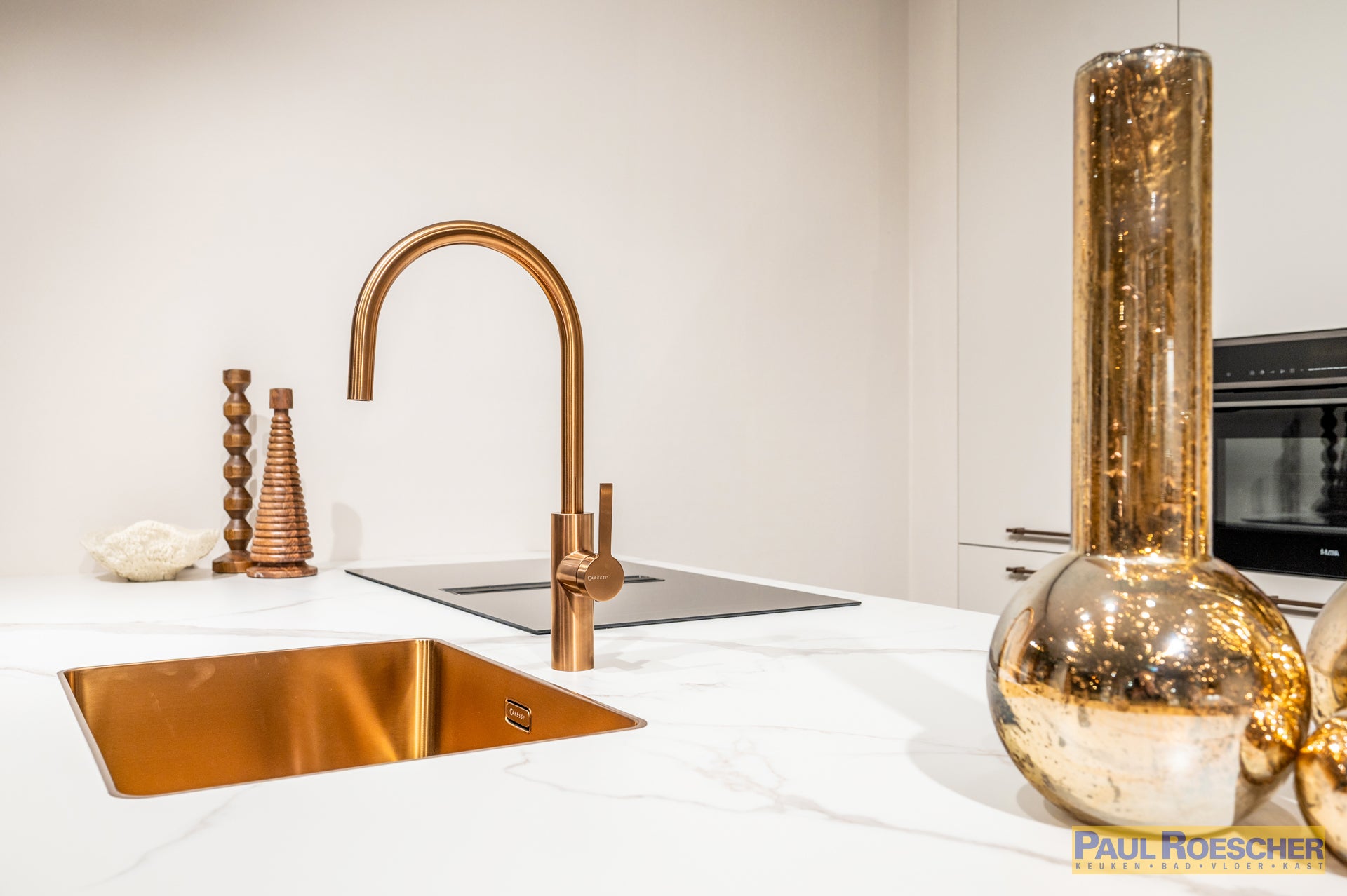 Luxe keuken in warm notenhout met marmerlook werkblad