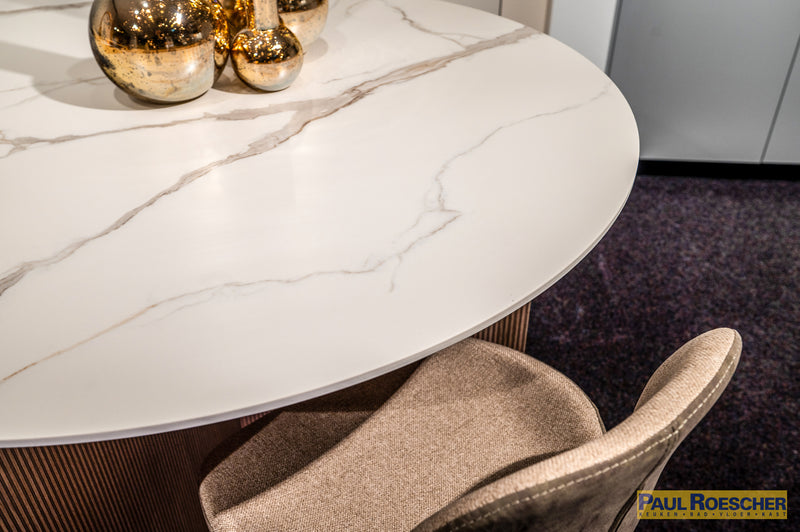 Luxe keuken in warm notenhout met marmerlook werkblad
