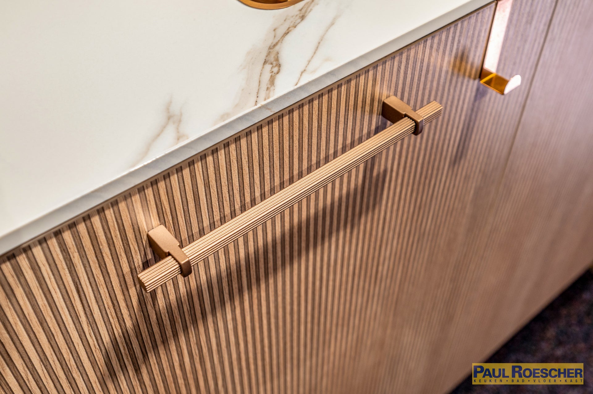 Luxe keuken in warm notenhout met marmerlook werkblad