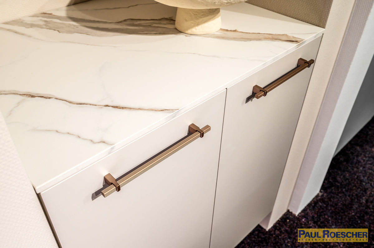 Luxe keuken in warm notenhout met marmerlook werkblad