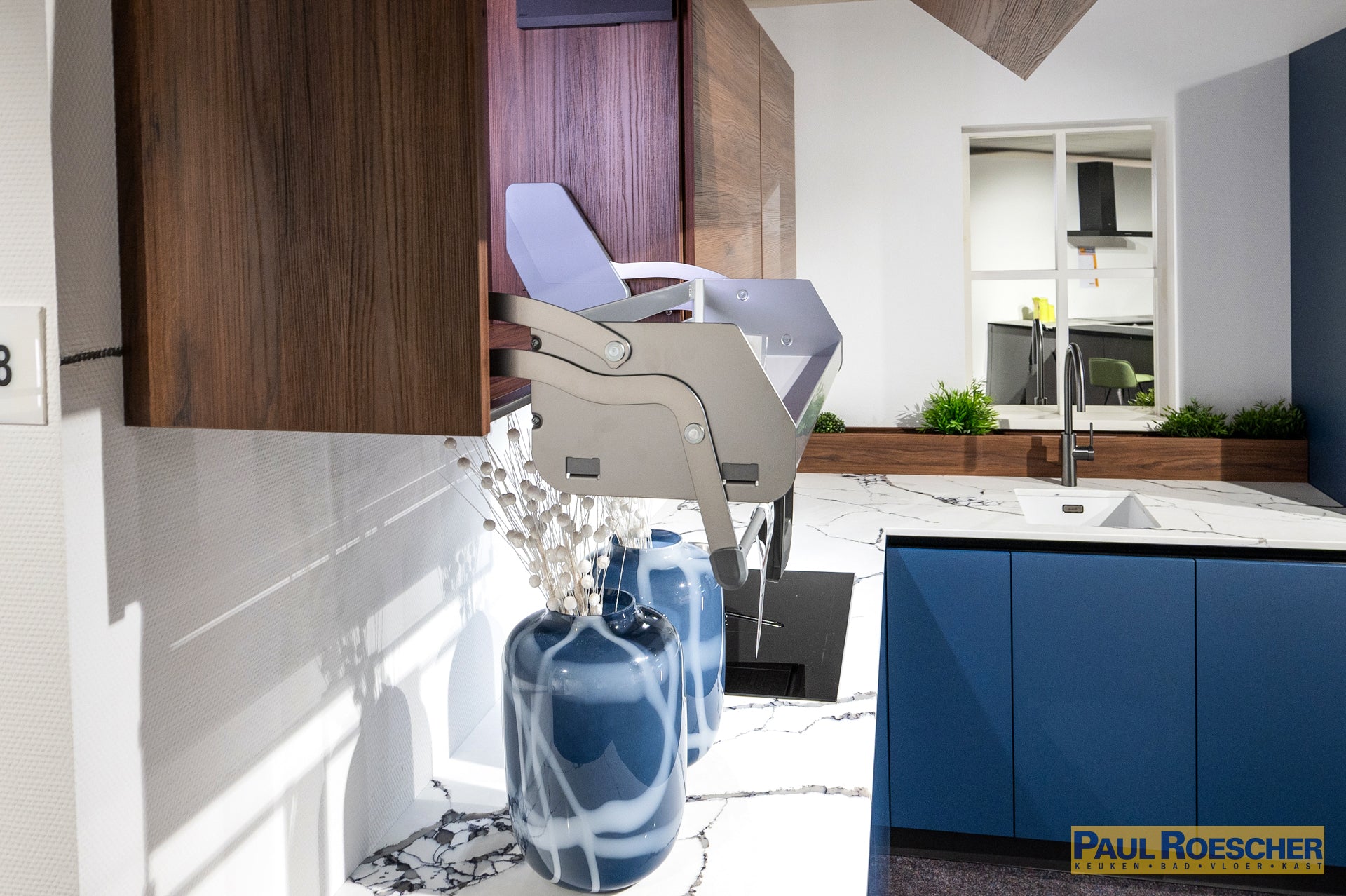 Moderne Blauwe Hoekkeuken met Warme Houtaccenten