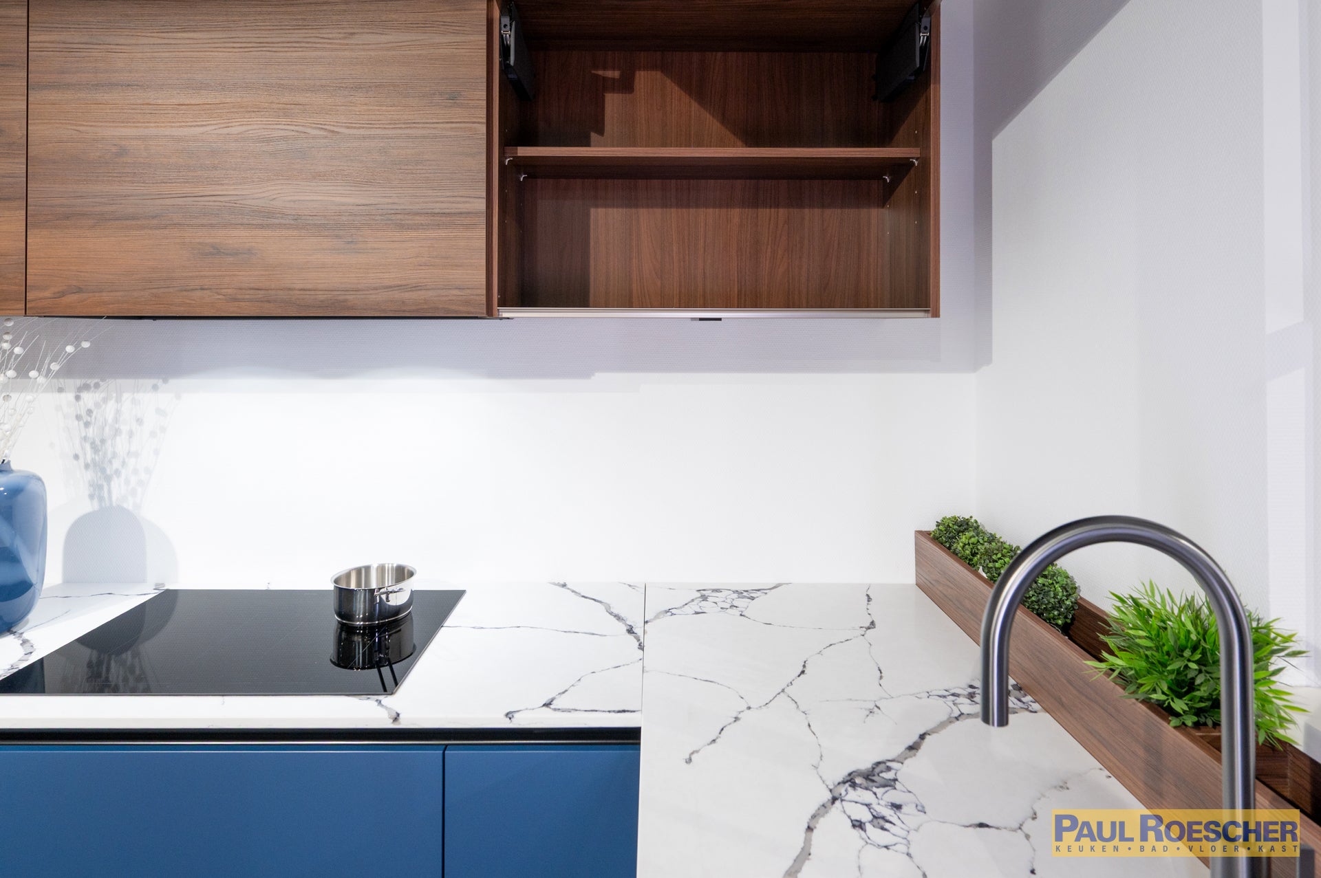 Moderne Blauwe Hoekkeuken met Warme Houtaccenten