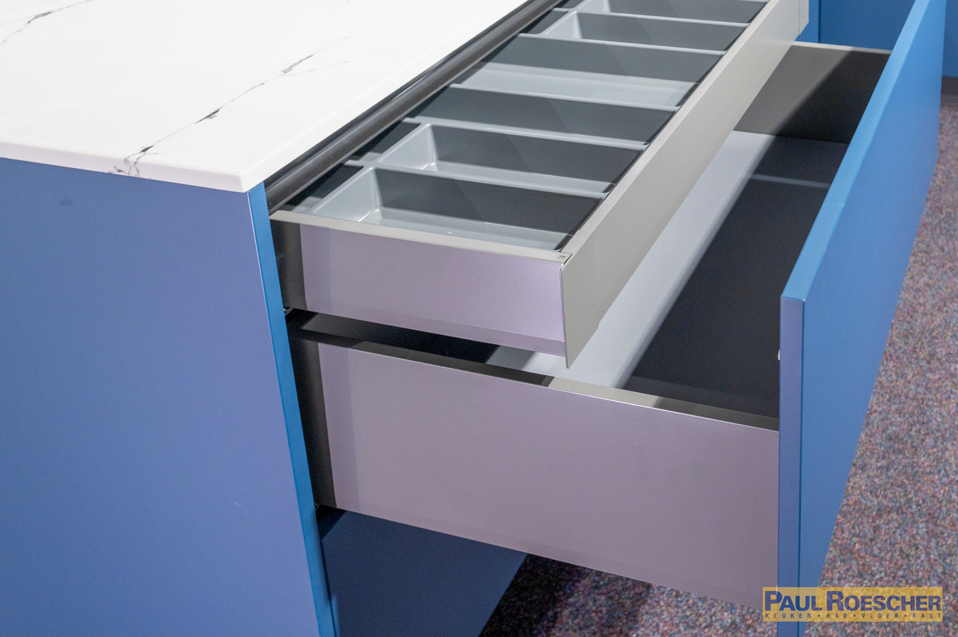 Moderne Blauwe Hoekkeuken met Warme Houtaccenten