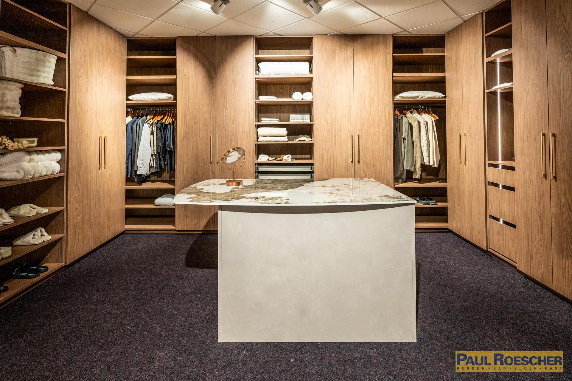 Hotel-chique inloopkast in warm hout