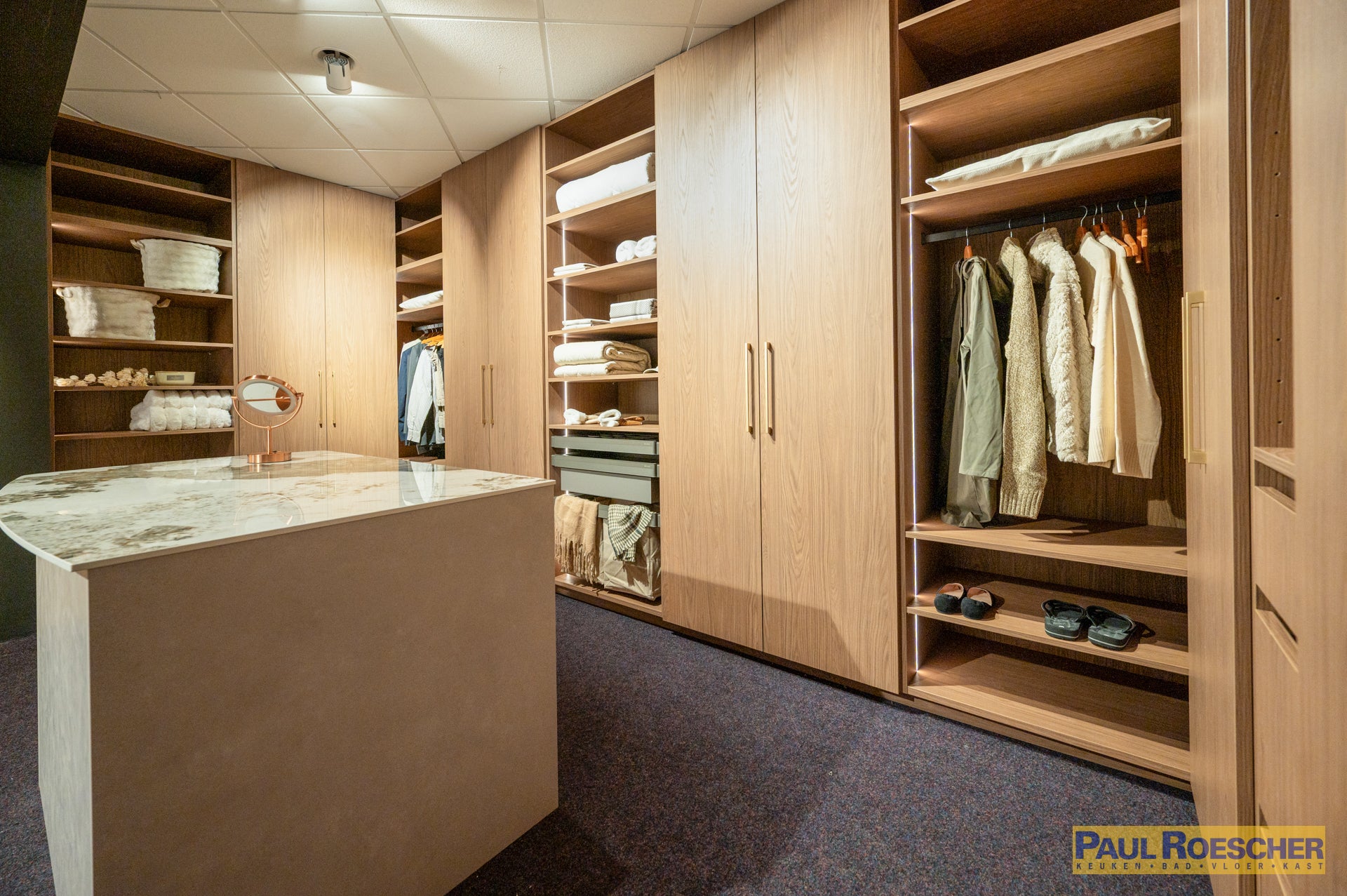 Hotel-chique inloopkast in warm hout