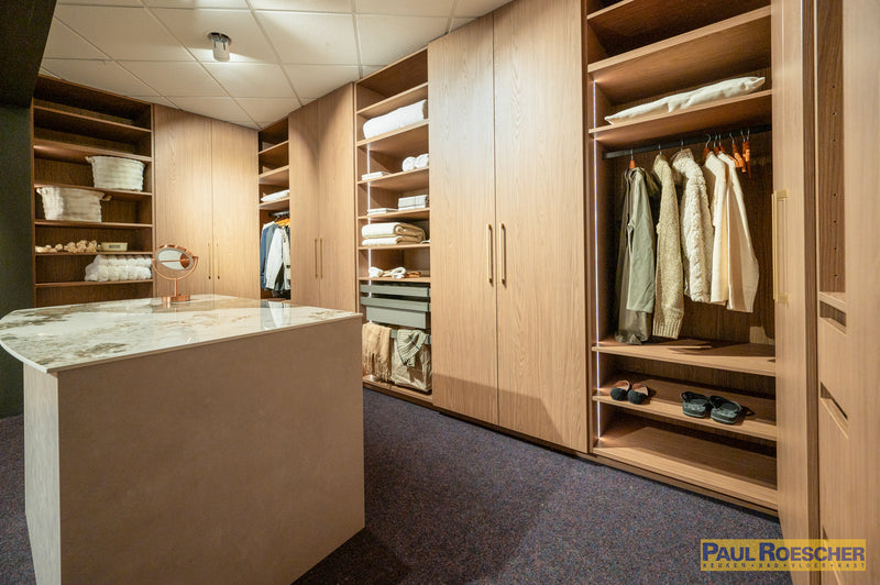 Hotel-chique inloopkast in warm hout