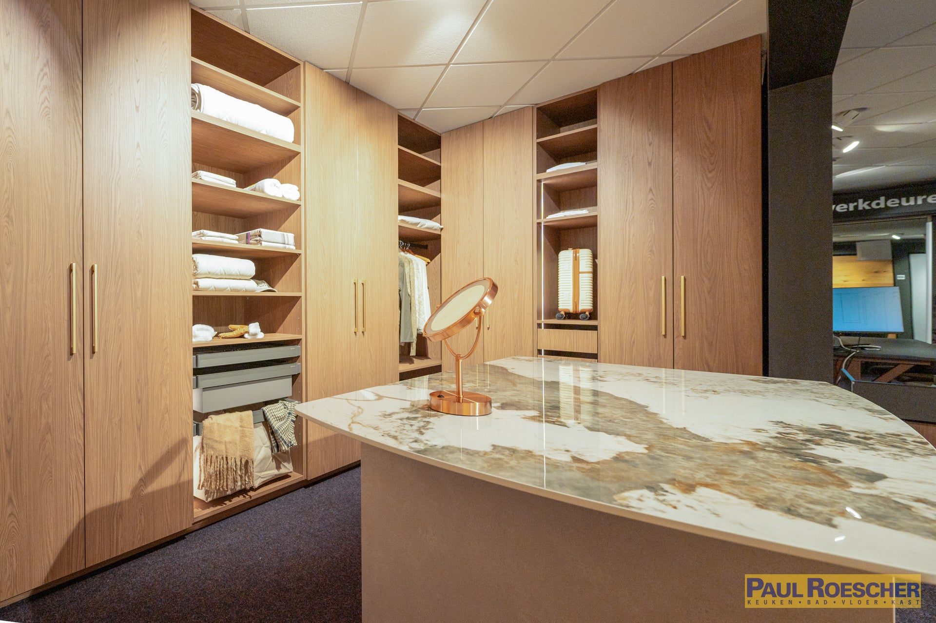 Hotel-chique inloopkast in warm hout