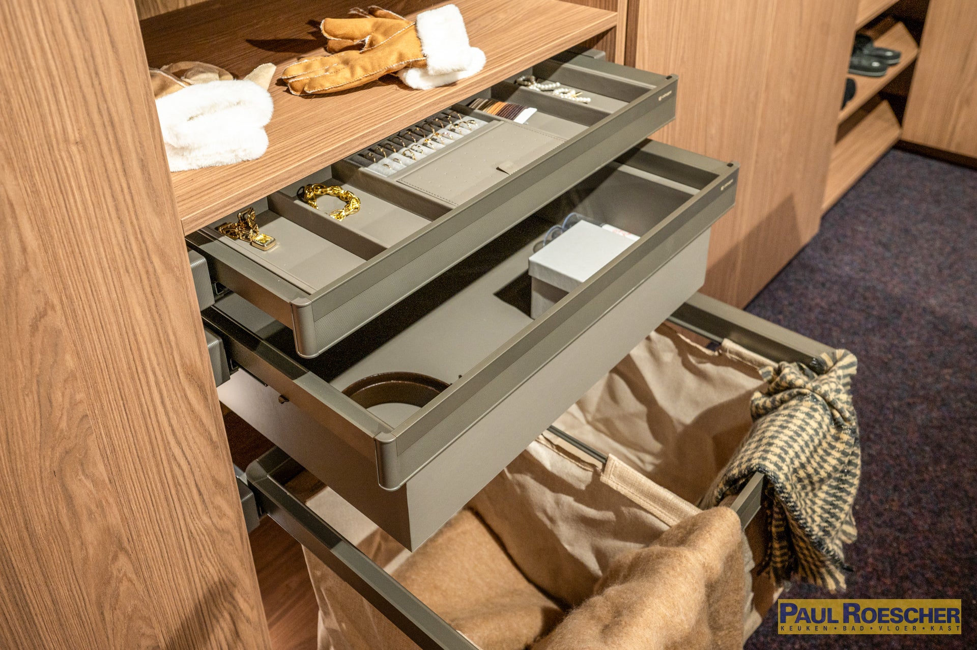 Hotel-chique inloopkast in warm hout