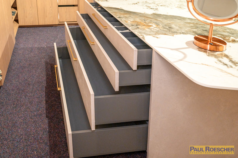 Hotel-chique inloopkast in warm hout