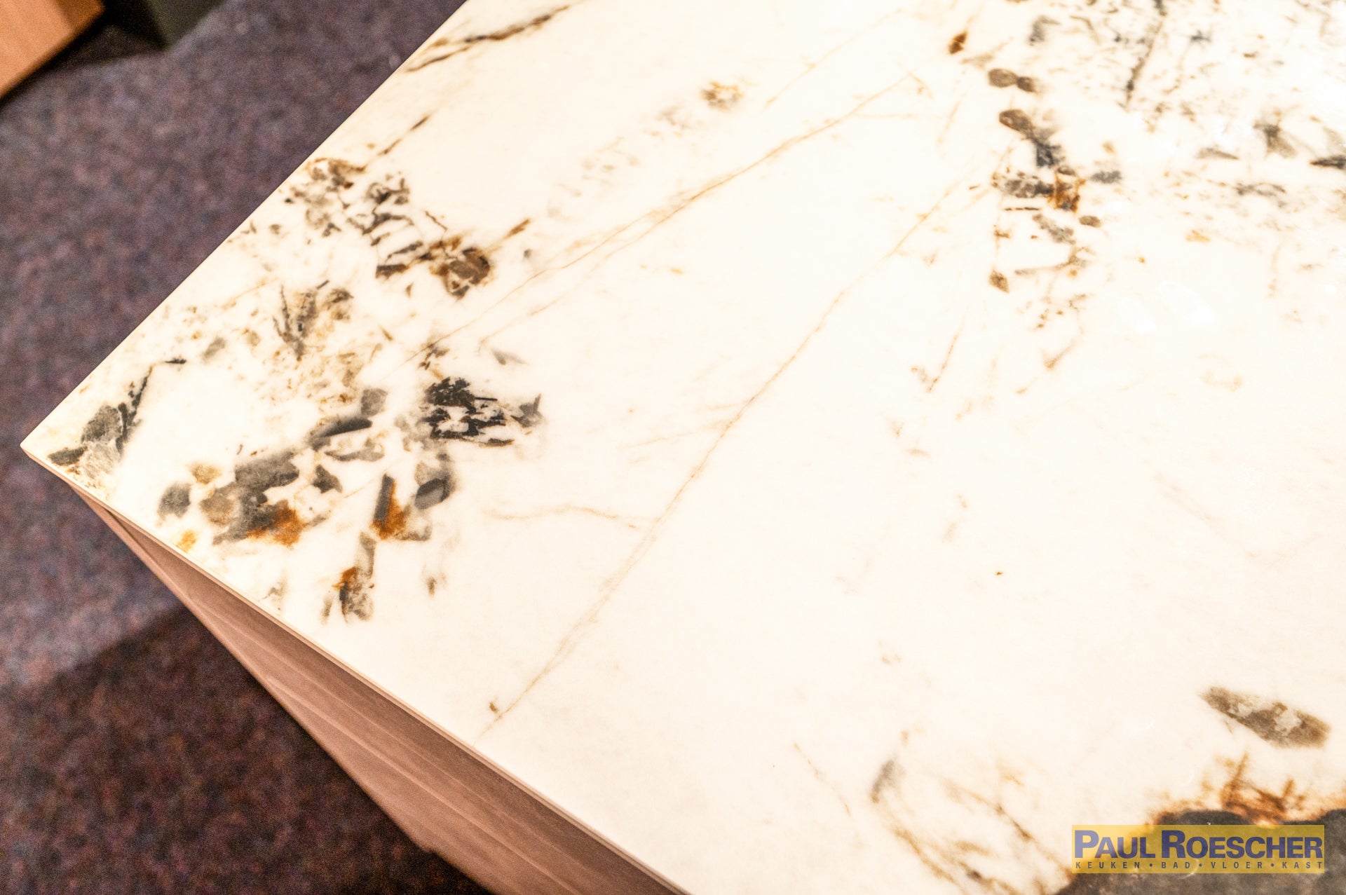 Hotel-chique inloopkast in warm hout