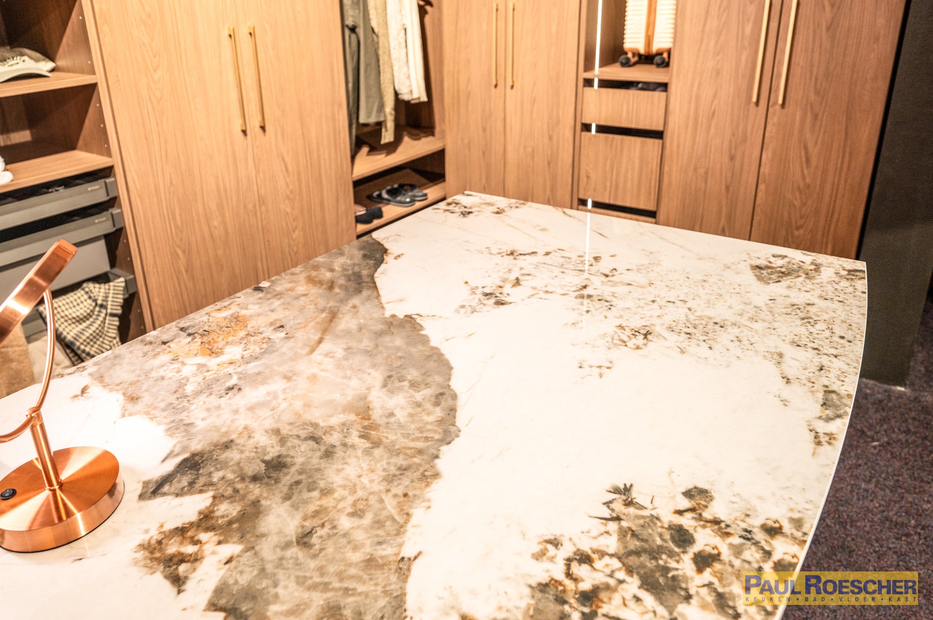 Hotel-chique inloopkast in warm hout