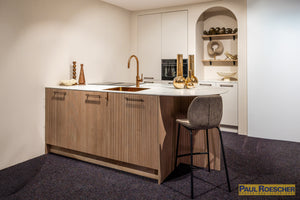 Speelse eilandkeuken met nis