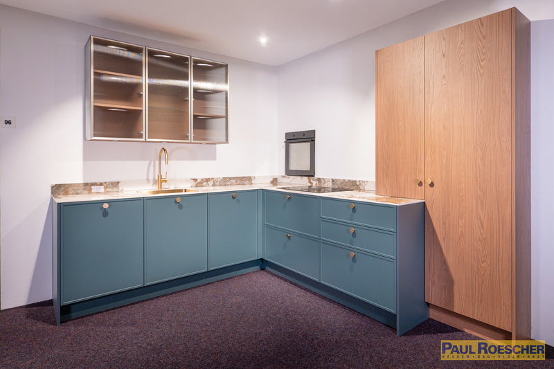 Landelijke moderne keuken in groentint met houtlook