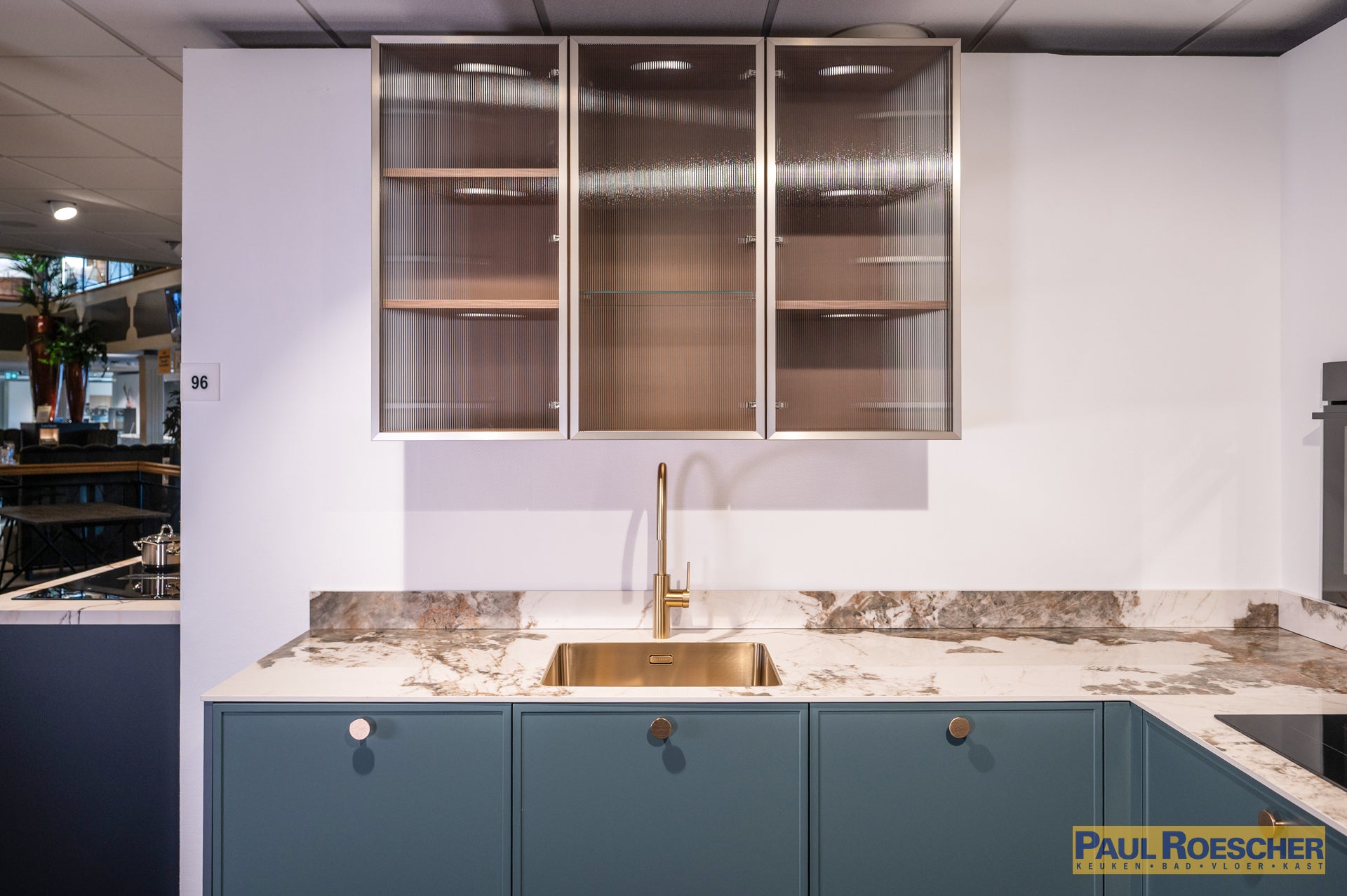 Landelijke moderne keuken in groentint met houtlook